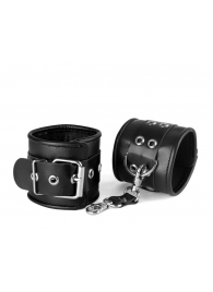 Черные кожаные наручники с ремешком с двумя карабинами на концах - Sitabella - купить с доставкой в Иваново