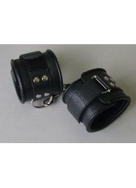 Чёрные кожаные наручники с ремешком с двумя карабинами - Sitabella - купить с доставкой в Иваново