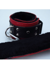 Красно-чёрные кожаные наручники с меховым подкладом - БДСМ Арсенал - купить с доставкой в Иваново